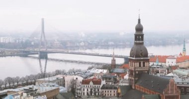 Riga, Letonya. Şehrin en iyi manzarası. Vansu Köprüsü ve Riga Kubbesi Katedrali Sisli Yağmurlu bir günde