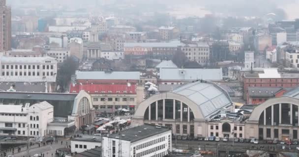 Riga, Lettország. Top View Cityscape In Misty Fog esős nap. Lett Tudományos Akadémia, Riga Nemzetközi Buszpályaudvar és Riga Központi Piac — Stock videók