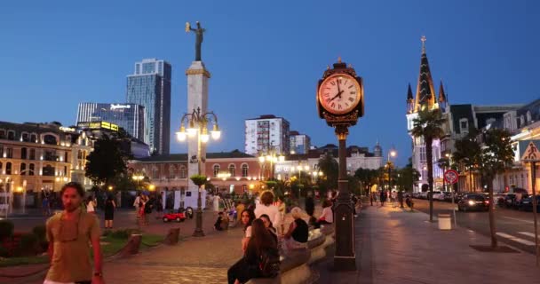 Batumi, Adjara, Georgia. Persone che riposano vicino a statua di Medea in piazza Europa la sera . — Video Stock