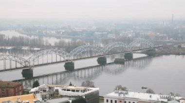 Riga, Letonya. Daugava 'dan geçen demiryolu köprüsü ya da sisli yağmurlu bir günde Batı Dvina nehri manzarası