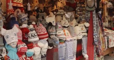 Tallinn, Estonya - 22 Aralık 2017: Kasaba Meydanı 'ndaki geleneksel Noel Pazarı. Giysiler ve Şapkalarla Evleri Değiştirmek