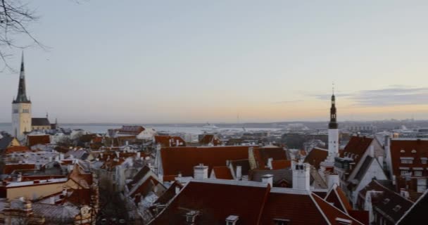 Tallinn, Estland, Europa. Gamla stan stadsbild i morgon soluppgång. Populärt ställe med berömda landmärken. Unesco. Pan Panorama — Stockvideo