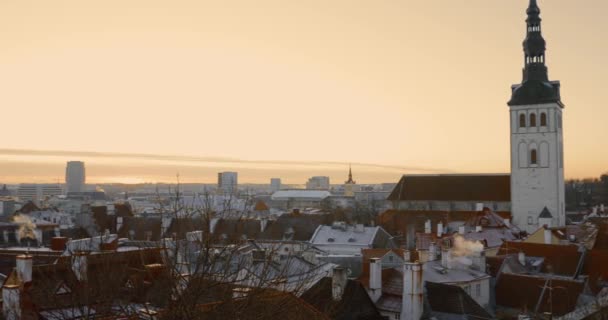 Tallinn, Estonsko, Evropa. Old Town Cityscape In Morning Sunrise. Oblíbené místo se známými památkami. UNESCO. Pan Panorama. — Stock video