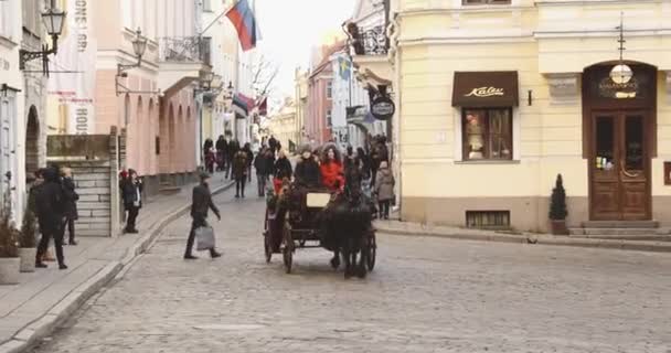 Tallinn, Estland - 22. Dezember 2017: Menschen reisen in altmodischen Reisebussen an der Old Town Street — Stockvideo