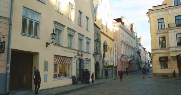Tallinn, Észtország - 2017. december 22.: Emberek sétálnak a Pikk utcai téli napon. Népszerű hely az óvárosban — Stock videók
