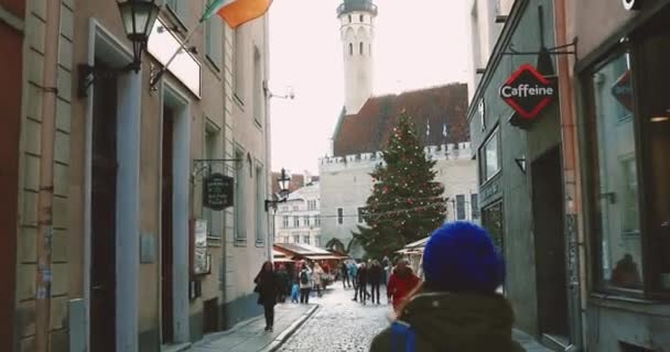 Tallin, Estonia - 22 de diciembre de 2017: Gente caminando cerca de la Plaza del Ayuntamiento en el día de invierno. Lugar popular para turistas en el casco antiguo — Vídeos de Stock