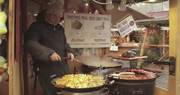 Tallinn Estland December 2017 Aardappelen Worstjes Bakken Een Traditioneel Kerstgerecht — Stockvideo