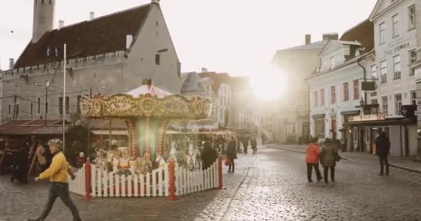 Tallin, Estonia - 22 de diciembre de 2017: Carrusel navideño tradicional en la Plaza del Ayuntamiento — Vídeos de Stock