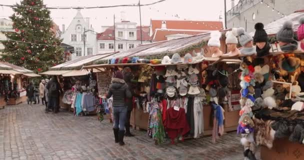 Tallinn, Estonia - December 22, 2017: People Walking In Traditional Christmas Market On Town Hall Square. Trading Houses In Winter Day — Stock Video
