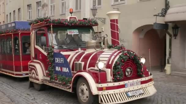 Vilnius, Lituânia - 23 de dezembro de 2017: Pessoas que viajam de trem decorativo de férias para passear — Vídeo de Stock