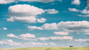 Tüylü Bulutlu Sahne Altında Kırsal Alan Ovası Zaman Hızlandırmalı Zaman Hızlandırmalı Kırsal Alan Arazisi. Tarım ve Hava Durumu Tahminleri
