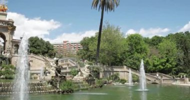 Barselona, İspanya. Güneşli bir günde Kale Parkı Manzarası