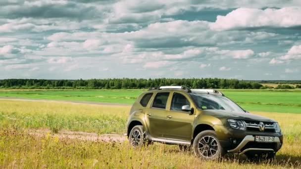 Gomel, Bělorusko - 13. června 2018: Renault Duster nebo Dacia Duster SUV v letní louce. Časová prodleva, Časová prodleva, Časová prodleva. — Stock video