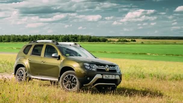 Gomel, Fehéroroszország - 2018. június 13.: Renault Duster vagy Dacia Duster SUV a nyári réten. Időkiesés, időkiesés, időkiesés. — Stock videók