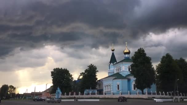 Time-lapse, Timelapse, St. John The Korma Convent Church Στο χωριό Korma, περιφέρεια Dobrush, Λευκορωσία. Διάσημη Ορθόδοξη Εκκλησία με φόντο μια καταιγίδα που πλησιάζει — Αρχείο Βίντεο