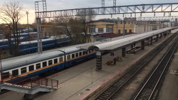 Gomel, Belarus. Trains et quai de la gare — Video