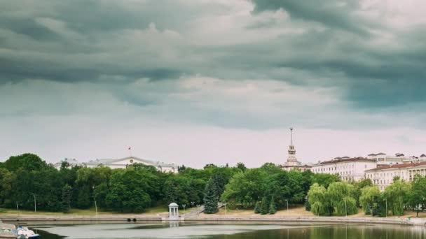 Minsk, Bielorrusia. Vista del Estado Mayor del Ministerio de Defensa de Bielorrusia, Citys Waterfront y Kommunisticheskaya Street. Time Lapse Timelapse Time-lapse — Vídeo de stock
