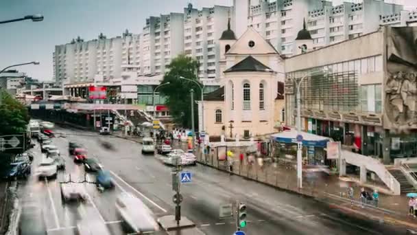 Minsk, Belarus. Aziz Peter ve Paul Katedrali 'nin yakınındaki trafik ve Belarus' un Minsk kentindeki Nemiga Caddesi 'ndeki eski cephe binasındaki Sovyet Dönemi' nin Bas-rahatlatıcısı. Zaman aşımı, zaman aşımı. Uzaklaştır — Stok video