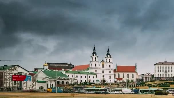 Minsk, Bielorrússia. Vista da Catedral do Espírito Santo. Famoso marco, Igreja Ortodoxa Principal da Bielorrússia. Time Lapse, Timelapse, Time-lapse — Vídeo de Stock