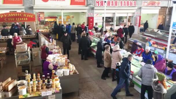 Гомель, Беларусь - 24 марта 2018 года: Местный продовольственный рынок в Гомеле. Это пример существующего продовольственного рынка в Беларуси — стоковое видео