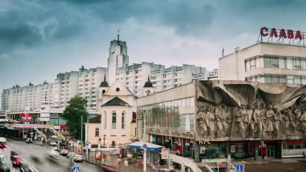 Minsk, Bielorrusia - 14 de junio de 2018: Tráfico cerca de la Catedral de los Santos Pedro y Pablo y Bajorrelieve de la era soviética en el antiguo edificio de la fachada en la calle Nemiga en Minsk, Bielorrusia. Caducidad, caducidad — Vídeos de Stock