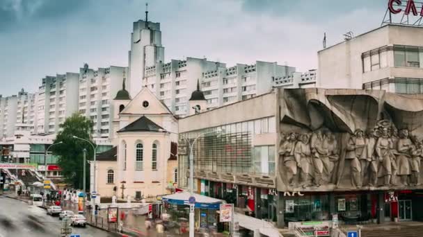 Minsk, Bielorrússia - 14 de junho de 2018: Tráfego perto da Catedral dos Santos Pedro e Paulo e Bas-relevo da era soviética no edifício da velha fachada na rua Nemiga, em Minsk, Bielorrússia. Time Lapse, Time-lapse — Vídeo de Stock