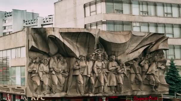 Minsk, Weißrussland - 14. Juni 2018: Verkehr in der Nähe der Kathedrale der Heiligen Peter und Paul und Flachrelief aus der Sowjetära an einem alten Fassadengebäude in der Nemiga-Straße in Minsk, Weißrussland. Zeitraffer, Zeitraffer — Stockvideo