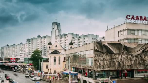 Minsk, Belarus - 14 Haziran 2018: Aziz Peter ve Paul Katedrali yakınlarındaki trafik ve Beyaz Rusya 'nın Minsk kentindeki Nemiga Caddesi' ndeki eski cephe binasındaki Sovyet Dönemi 'nin Bas-rahatlatıcısı. Zaman Hızı, Zaman Hızı — Stok video