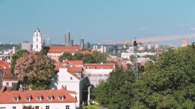 Vilnius, Litvanya. Çan kulesi olan St. Johns Katolik Kilisesi ve güneşli bir günde St. Nicholas Kilisesi. Pan, Panorama