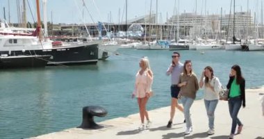 Barselona, İspanya - 13 Mayıs 2018: İnsanlar Yaz Gününde Rambla De Mar Geçidinde Yürüyorlar. Pan, Panorama