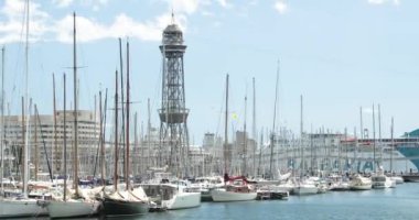 Barselona, İspanya - 13 Mayıs 2018: Barselona, İspanya. Beyaz yatlar, Rambla De Mar 'ın yaz günü geçidine demirli. Pan, Panorama