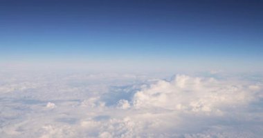 Yükseklik Uçuşundan Beyaz Kabarık Bulutların Üzerindeki Güzel Gökyüzü Görünümü