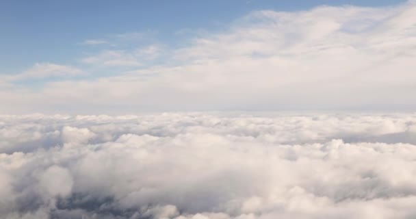 Schöne Luftaufnahme des klaren Himmels über weißen flauschigen Wolken aus der Höhe Flug des Flugzeugs — Stockvideo