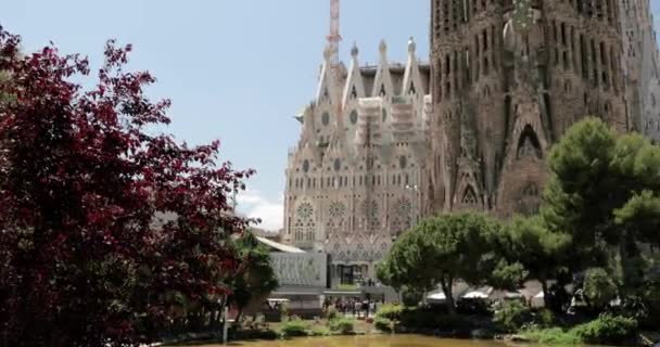 Barcelona, Hiszpania - 13 maja 2018: Widok bazyliki i kościoła wygasłego Świętej Rodziny lub kościoła Sagrada Familia w letni dzień — Wideo stockowe