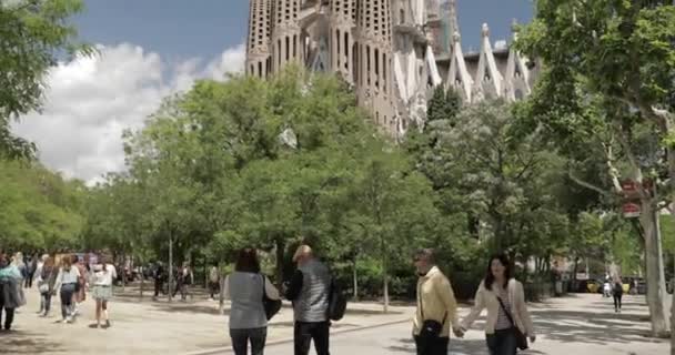 Барселона, Испания - 13 мая 2018 года: Вид на Фелику и искупительную церковь Святого Семейства или Саграда Фабрегас в летний день. Тиньков — стоковое видео