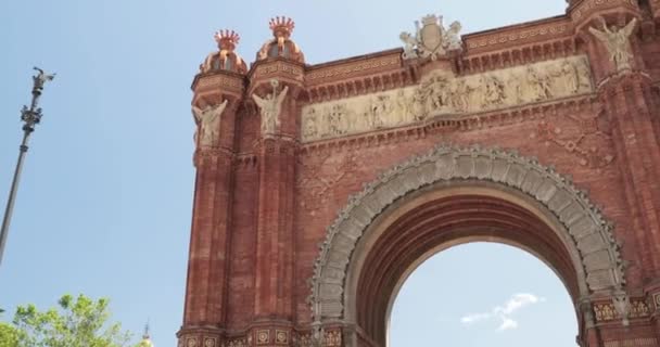 Barcelona, España - 13 de mayo de 2018: Barcelona, España. Gente caminando cerca del arco triunfal en un día soleado — Vídeo de stock