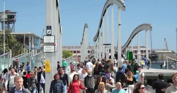 Barcelona, Espanja - toukokuu 13, 2018: Ihmiset kävelevät portilla Rambla De Mar kesäpäivänä — kuvapankkivideo