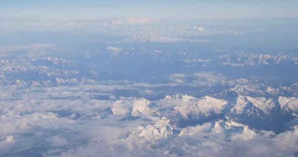 Luchtfoto uitzicht vanuit vliegtuig venster op besneeuwde top van Tatra Mountains in de zomer dag. Hoge Attitude — Stockvideo