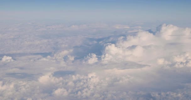 Hermosa vista aérea del cielo despejado sobre nubes esponjosas blancas desde el vuelo de altura del avión — Vídeos de Stock