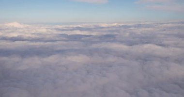 Yükseklik Uçuşundan Beyaz Kabarık Bulutların Üzerindeki Güzel Gökyüzü Görünümü
