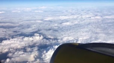 Yükseklik Uçuşundan Beyaz Kabarık Bulutlar Üzerinde Güzel Gökyüzü Manzarası. Zaman Hızı, Zaman Hızı, Zaman Hızı