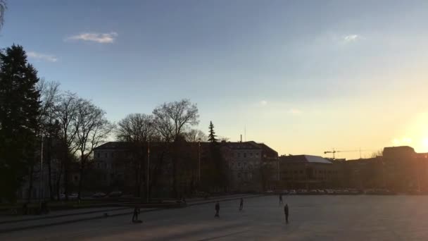 Βίλνιους, Λιθουανία. Πλατεία Μητρόπολη κοντά στον καθεδρικό ναό Βασιλική του Αγίου Stanislaus και Αγίου Vladislav με το καμπαναριό την άνοιξη Sunset Sunset Βράδυ — Αρχείο Βίντεο