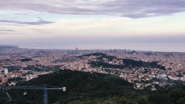 Barcelona, Hiszpania. Wieczorna panorama miejskiego krajobrazu z góry Tibidabo — Wideo stockowe