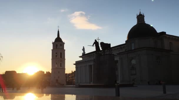 Vilnius, Lituania. Piazza della Cattedrale vicino a Cattedrale Basilica di San Stanislao e San Vladislav con il campanile in primavera tramonto sera soleggiata — Video Stock