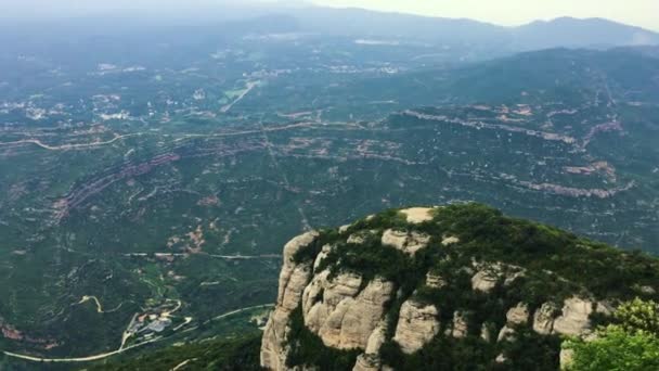 Barcelona yakınlarındaki Montserrat Dağları, Katalonya, İspanya. Katalan 'ın kıyı öncesi aralığının bir parçası. Katalonya, İspanya. — Stok video