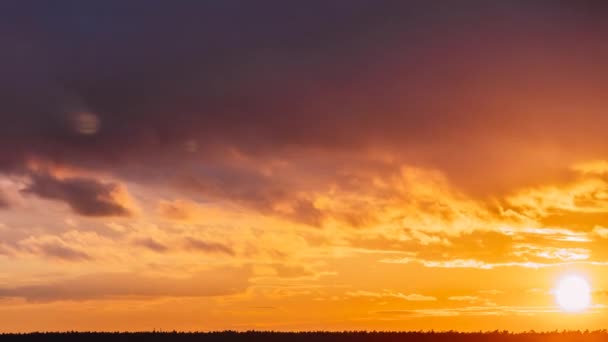 Zeitraffer Zeitraffer-Sonne bei Sonnenaufgang auf Himmelshintergrund. Heller, dramatischer Himmel mit flauschigen Wolken — Stockvideo