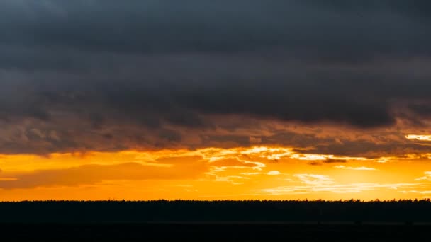 Sun At Sunset On Sky Background above Dark Ground (em inglês). Céu Dramático Brilhante com Nuvens Fluffy. Tempo de Cessação Tempo de Cessação — Vídeo de Stock