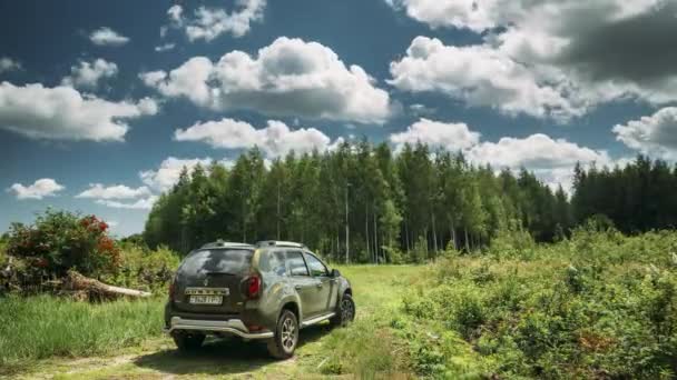 Gomel, Fehéroroszország - Június 5, 2018: Renault Duster SUV in summer forest landscape. A Renault francia gyártó által közösen gyártott portörlő. Időeltolódás, időeltolódás — Stock videók