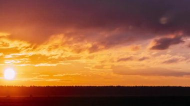 Gökyüzünde Gündoğumunda Güneş. Pofuduk Bulutlu Parlak Dramatik Gökyüzü. Sarı, Turuncu, Mavi ve Magenta Renkleri. Zaman Hızı Zaman Hızı