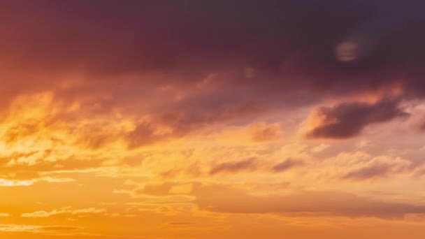 Sunrise Sunset Sky. Jasne dramatyczne niebo z puszystymi chmurami. Żółty, pomarańczowy, niebieski i magnesowy. Czas upływający Czas upływający — Wideo stockowe